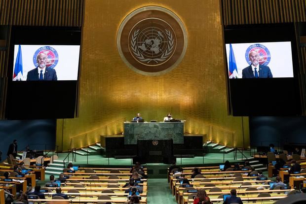 El primer ministro de Haití, Ariel Henry, es visto en un monitor durante su participación virtual ante la Asamblea General de la ONU, este 25 de septiembre de 2021, en Nueva York.