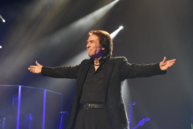 El cantante Raphael durante el concierto este sábado en el Wizink Center de Madrid, donde inicia su nueva gira en la que presentará los temas de su nuevo disco 'Victoria', producido por Pablo López.