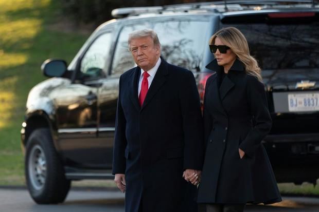 El presidente de Estados Unidos, Donald J. Trump, y la primera dama, Melania Trump, salen de la Casa Blanca, en Washington, DC, EE.UU., este 23 de diciembre de 2020, y se dirigen a Mar-a-Lago en Palm Beach, Florida.