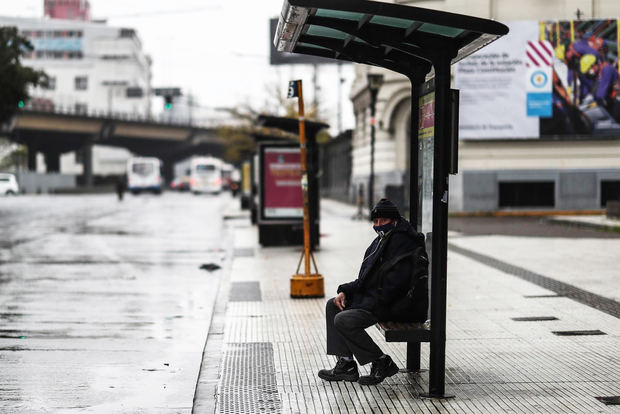 Una persona se sienta en una parada de autobús el 22 de mayo de 2021 en Buenos Aires, Argentina.