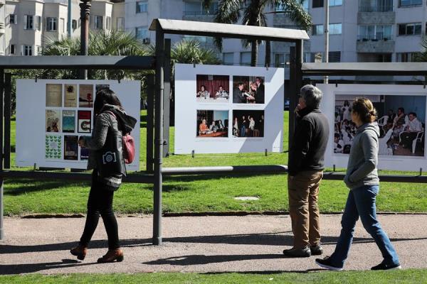 Personas visitan la muestra fotográfica en homenaje al escritor uruguayo Mario Benedetti hoy, en Montevideo (Uruguay). 