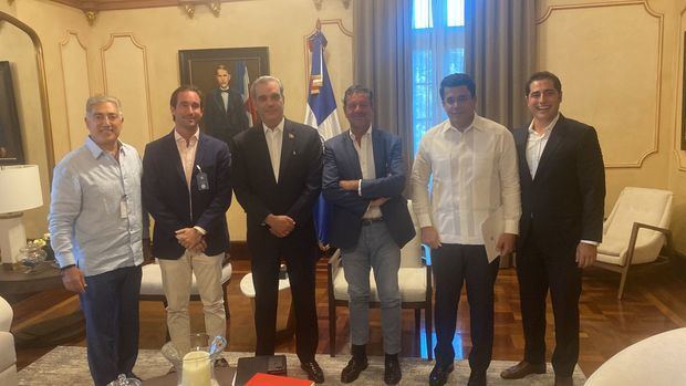 Ejecutivos del Grupo Oasis junto al Presidente de la República Luis Abinader y el ministro de Turismo, David Collado.