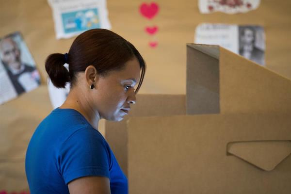 Una ciudadana vota este domingo horas antes de que se anunciara la suspensión de las elecciones municipales, dados problemas técnicos, en Santo Domingo (República Dominicana). 