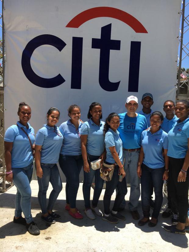 el gerente general de Citi República Dominicana, Maximo Vidal, acompanado de estudiantes de la Escuela La Inmaculada.