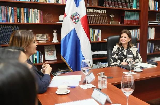 Empresarias reunidas con la vicepresidenta Raquel .