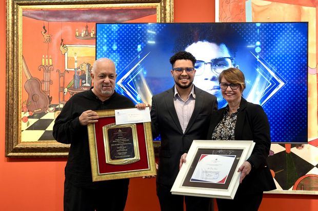 Entrega del Premio Anual de Música Clásica y Popular al destacado compositor e investigador Joel Díaz Suero.