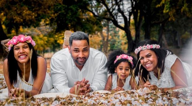 Guillermo y Estefany junto a sus hijas Ana Michell y Emily Sophia.