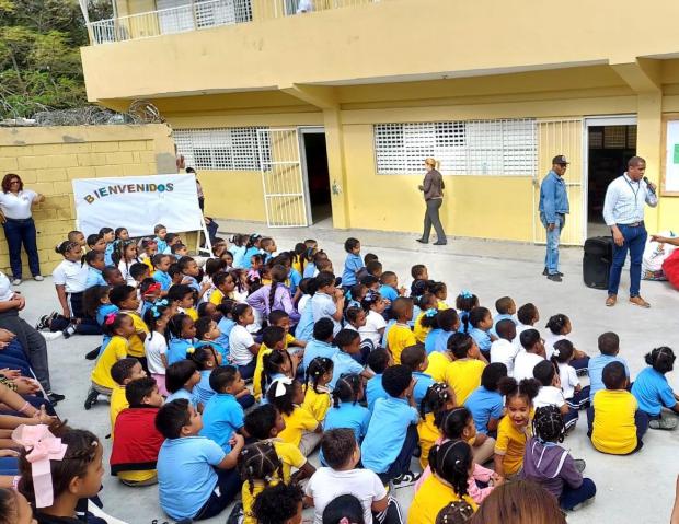 Voluntariado “Manos que Iluminan” de Edenorte distribuye Juguetes en escuelas