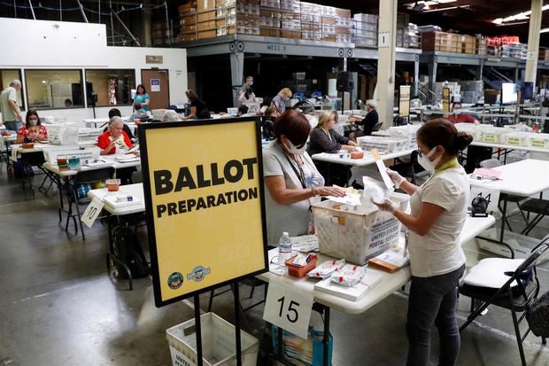 Trabajadores electorales fueron registrados este martes al contar las papeletas de la votación revocatoria en contra del gobernador de California, Gavin Newsom, en el Registro de Votantes del Condado de Orange, en Santa Ana, California, EE.UU.
