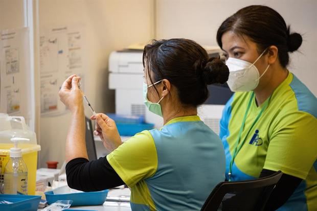 Una médico prepara una dosis de una vacuna contra la COVID-19 en el Centro Comunitario de Vacunación establecido en Hong Kong, China.