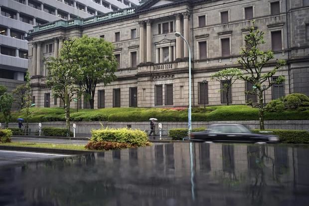 Vista de la sede del Banco de Japón (BOJ) en Tokio (Japón). l Banco de Japón apunta a más medidas para evitar la 'segunda Gran Recesión'. 