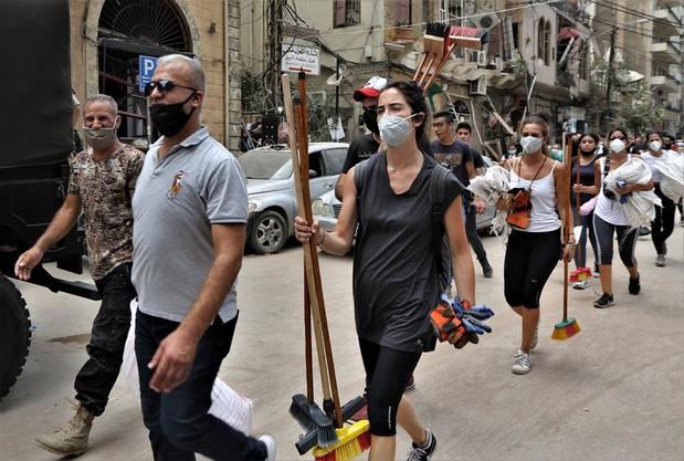 Los libaneses recuperan Beirut con sus palas y escobas