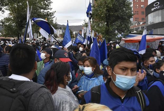Simpatizantes del oficialista Movimiento Al Socialismo (MAS) fueron registrados este domingo al hacer una vigilia, a las afueras del lugar del conteo de votos del departamento, en La Paz, Bolivia.