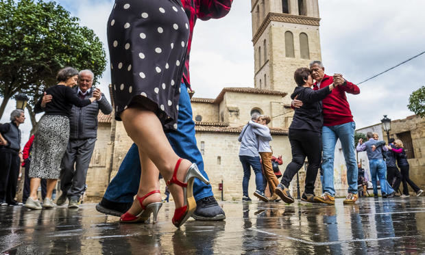 La plaza de San Bartolome de Logroño ha protagonizado, la 'milonga popola', oragnizada por la Asociación Tango de Argentino de Logroño, dentro del XXV Encuentro de las Asociaciones de Tango de España.