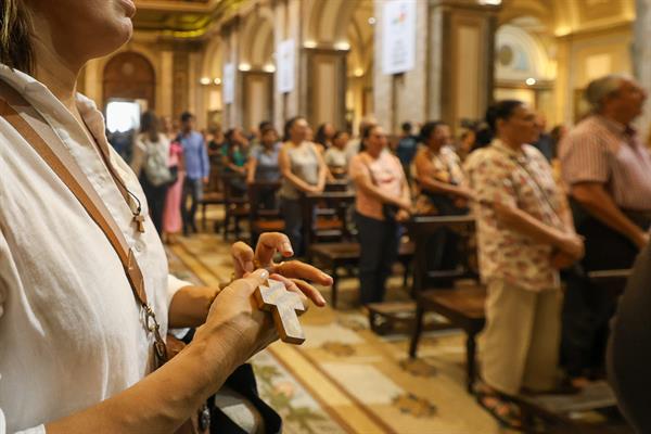 Personas asisten a misa por la salud del Papa Francisco este 23 de febrero de 2025 en la Catedral Metropolitana de Buenos Aires (Argentina)