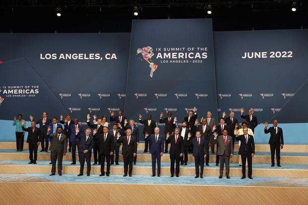 Asistentes posan durante la foto oficial de la novena Cumbre de las Américas hoy, en el Centro de Convenciones de Los Ángeles, California, EE.UU.