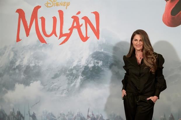 La directora de cine neozelandesa Niki Caro posa para los fotógrafos durante la presentación de la cinta de Disney 'Mulan', una versión de acción real de la película animada de 1998, el 17 de enero de 2020 en Madrid. 