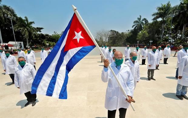 Médicos y enfermeros, miembros del Contingente de Médicos Especializados en Situaciones de Desastre y Graves Epidemias “Henry Reeve”, participan en un acto antes de partir para la región italiana de Piomonte este domingo, en La Habana, Cuba.
