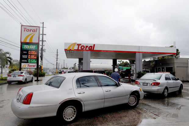 Personas hacen fila para abastecerse de gasolina en Vega Alta (Puerto Rico), en una fotografía de archivo.