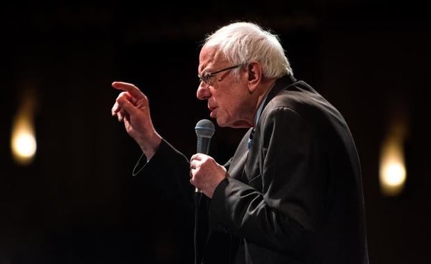 El senador estadounidense Bernie Sanders, un candidato presidencial demócrata de 2020, habla a los partidarios durante un mitin de campaña en el Teatro Stifel en Saint Louis, Missouri, EE. UU., 09 de marzo de 2020.
