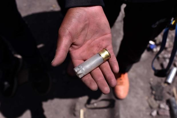 Detalle de la mano de un hombre que muestra un casquillo de perdigones utilizado en los enfrentamientos entre manifestantes y la policía, en Juliana, Perú.