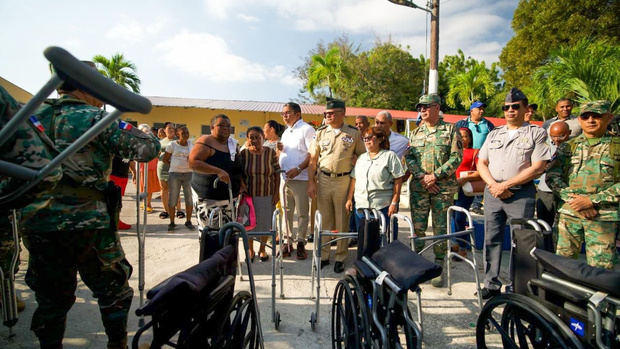 Emotiva jornada patriótica en Barahona: atención médica, fumigación y barbería para la comunidad.