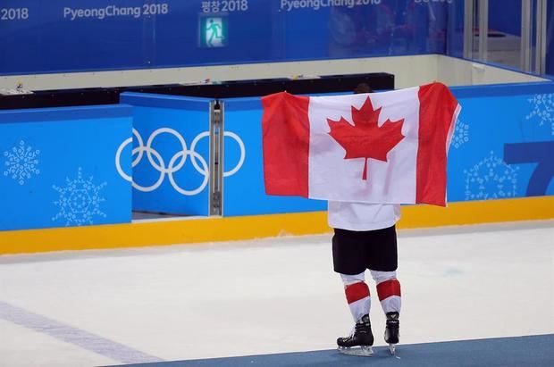 Matt Robinson de Canadá celebra después de ganar el juego de medalla de bronce de hockey sobre hielo masculino entre la República Checa y Canadá en el Centro de Hockey Gangneung durante los Juegos Olímpicos de Invierno PyeongChang 2018, en Gangneung, Corea del Sur, el 24 de febrero de 2018.