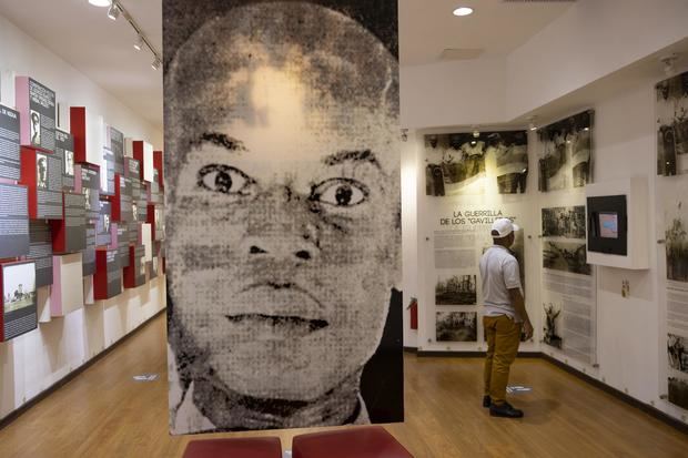 Un hombre visita una sala en el Museo Memorial de la Resistencia Dominicana (MMRD).
