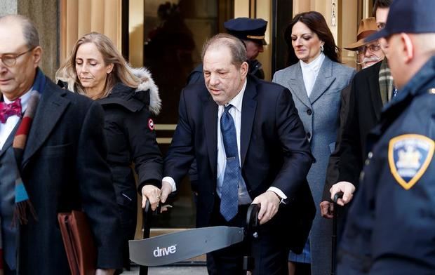 Harvey Weinstein sale de la Corte Suprema del estado de Nueva York después de un cuarto día de deliberación del jurado en su juicio por agresión sexual en Nueva York, Nueva York, EE. UU., 20 de febrero de 2020.