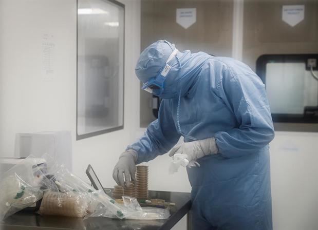 Varios laboratorios y universidades de muchos países trabajan para producir una vacuna con la cual ayudar a poner fin a la actual pandemia.