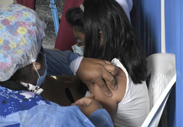 Niños de 5 a 11 años reciben la primera dosis contra la covid-19, en Cochabamba, Bolivia.