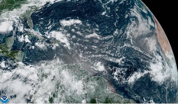 Fotografía cedida por la Administración Nacional Oceánica y Atmosférica (NOAA) de Estados Unidos por vía del Centro Nacional de Huracanes (NHC) donde se muestra la localización de las tormentas tropicales Hanna y Gonzalo este viernes a las 11:00 hora local (15:00 GMT). 