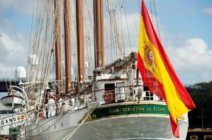 La bandera española de Elcano vuelve a ondear en el puerto de Santo Domingo