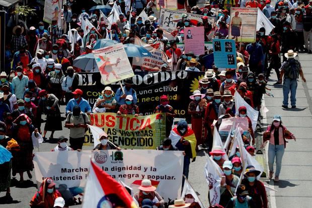 Cientos de guatemaltecos, principalmente indígenas, campesinos y activistas, marcharon en las principales avenidas de la Ciudad de Guatemala para protestar en contra del racismo y por la dignidad indígena, negra y popular.

