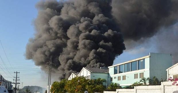 Bomberos tratan de sofocar un incendio en una fábrica de papel en Villa Juana.