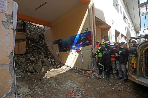 Foto cedida por Presidencia de Perú de miembros de los cuerpos de emergencia que trabajan en una edificación afectada por un derrumbe en la provincia de Pataz, región de La Libertad, al norte de Perú.