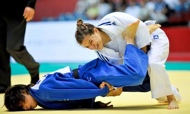 La argentina Paula Pareto (de blanco) compite con la japonesa Tomoko Fukumi durante los cuartos de final de la categoría de -48 kilogramos del campeonato mundial de Judo el 12 de septiembre de 2010, en Tokio, Japón.