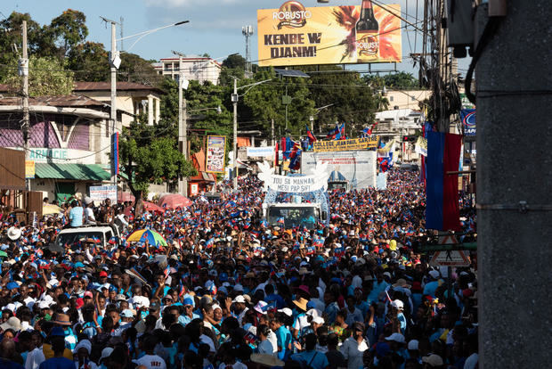 Feligreses católicos haitianos celebran en las calles la fiesta de la Inmaculada Concepción de la Virgen María, hoy, en Puerto Príncipe, Haití.
