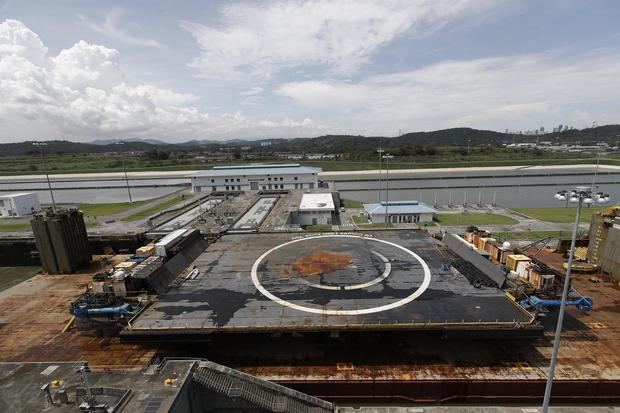 La plataforma marítima 'Por supuesto que todavía te amo' ('Of Course I Still Love You' (Ocisly)) de la empresa estadounidense SpaceX, cruza el Canal de Panamá hoy, en Ciudad de Panamá, Panamá.