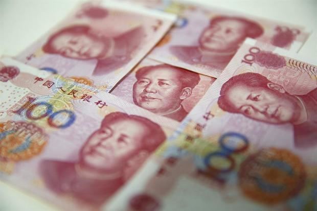 Vista de varios billetes de 100 yuanes en Pekín, China.