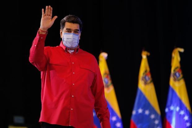 Fotografía cedida por prensa Miraflores que muestra al presidente de Venezuela, Nicolás Maduro, durante un acto junto a los gobernadores y alcaldes oficialistas, en Caracas, Venezuela.