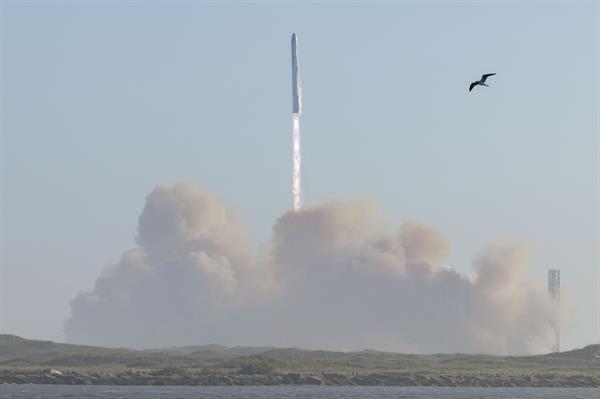 La compañía SpaceX señaló que durante la transmisión en directo había perdido contacto con el cohete, que debía amerizar en el océano Índico.