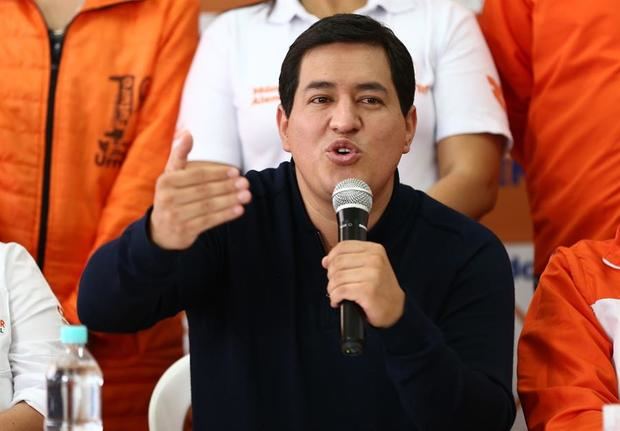 El candidato a la presidencia de Ecuador Andrés Arauz, habla en una rueda de prensa hoy miércoles en Quito. Arauz dijo 'nos han suspendido arbitrariamente spots de campaña y quieren obstaculizar la veeduría democrática al proceso electoral'.