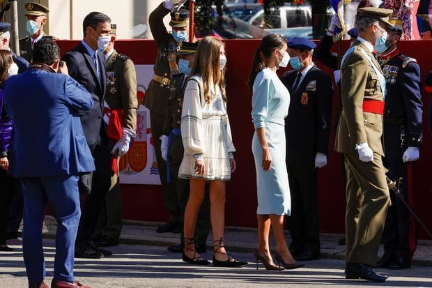 El rey Felipe VI (d), la reina Letizia (2d), la infanta Sofía (3d) y el presidente del Gobierno, Pedro Sánchez (i), asisten al desfile militar del 12 de Octubre en el Paseo de la Castellana de Madrid para festejar este martes el Día de la Fiesta Nacional.