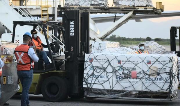 Fotografía cedida de la llegada de 20.000 dosis del segundo componente de la vacuna rusa Sputnik V al Aeropuerto Internacional Ramón Villeda Morales de la ciudad de San Pedro Sula, al norte de Honduras.