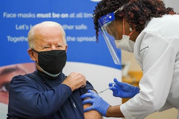 Fotografía divulgada por el presidente electo Joe Biden en su red social donde aparece recibiendo su primera dosis de la vacuna contra el coronavirus este lunes en el hospital Christiana Care de Newark en Delaware.