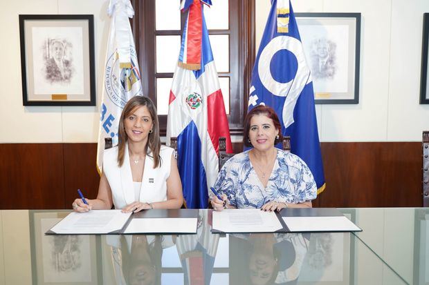 Firma de rectora de Unibe Odile Camilo Vincent y la Vicepresente Corporativo de Altice, Gilda Vasquez.