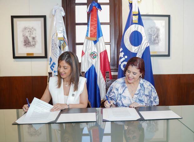 Odile Camilo y Gilda Vásquez firman el acuerdo