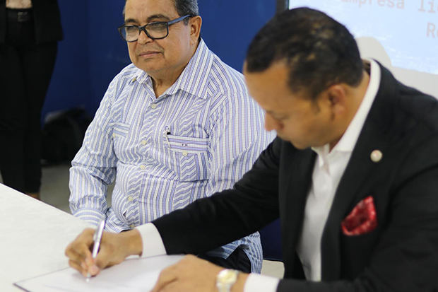 Franklin Núñez y Elvyn Sosa durante firma de acuerdo.