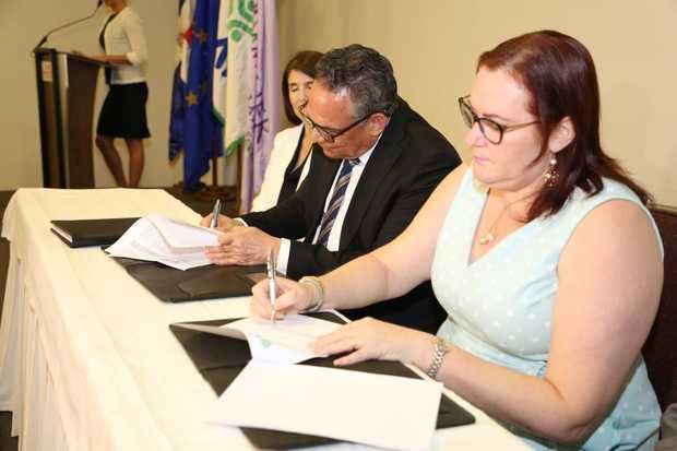 Ramón Ventura Camejo titular del MAP y Yanet Camilo, titular del Ministerio de la Mujer, firman la resolución para la creación de las Unidades de Igualdad de Género. 
